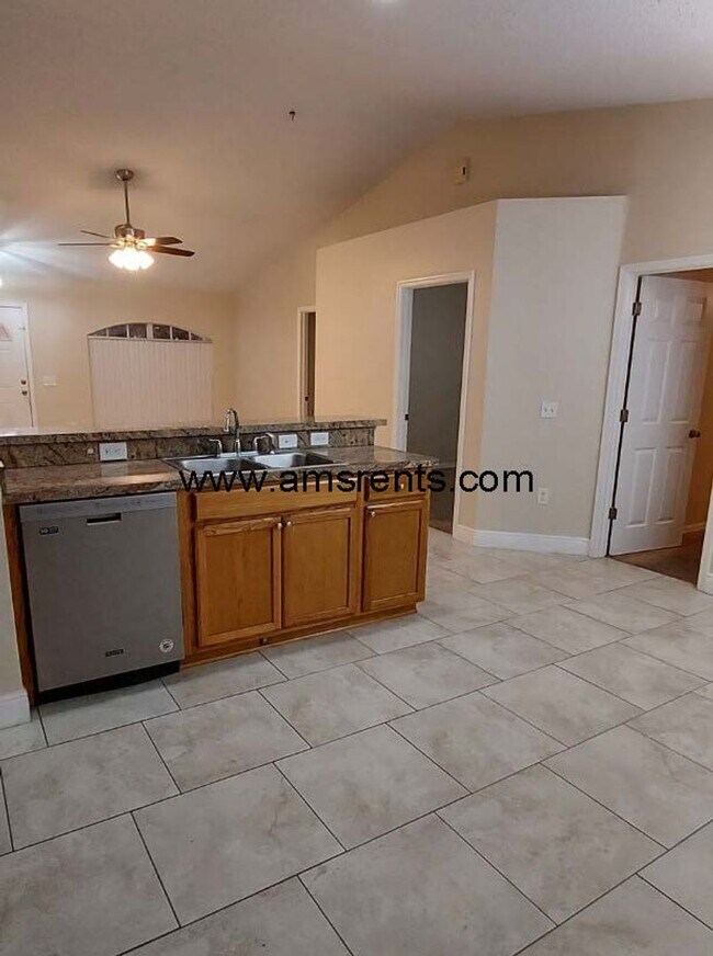 Building Photo - Spacious 3 Bedroom 2 Bath