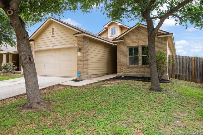 Primary Photo - 4 bedroom, 2 1/2 bath located in Lakeview ...