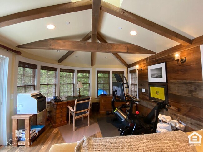 Building Photo - Stunning Furnished Eastside Home