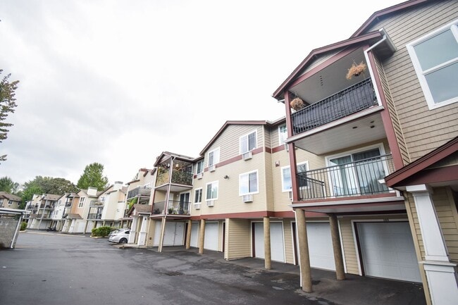 Building Photo - Beautiful 2 BR 2 BA Condo! Beautifully Updated! W/S/G is included.