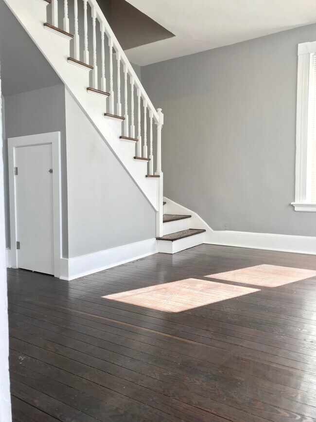 Building Photo - 353 Poplar St