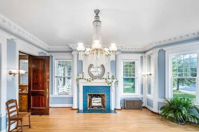 Building Photo - Beautiful 2 Bedroom/2 Bathroom First Floor Apartment in East Duluth Mansion - AVAILABLE JUNE!