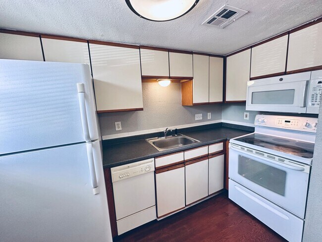 Building Photo - Ground-Floor 1-Bedroom Condo in Gated Community with Pool Access