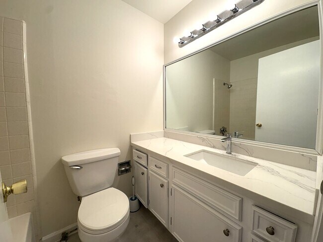 Building Photo - Charming Updated 2-Bedroom Home in Prime L...