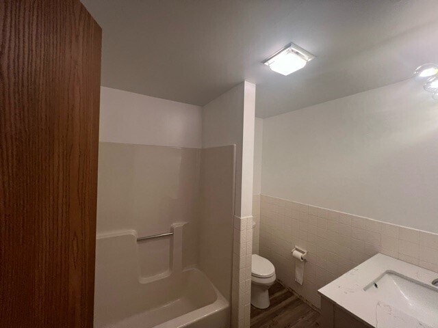 Building Photo - 935 Pinecrest Dr