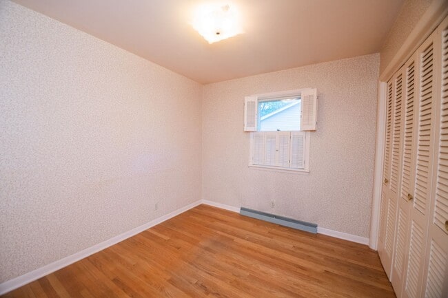 Building Photo - 3 bed 2 bath home in Valparaiso