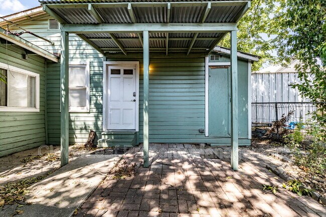 Building Photo - 105 Dewitt St