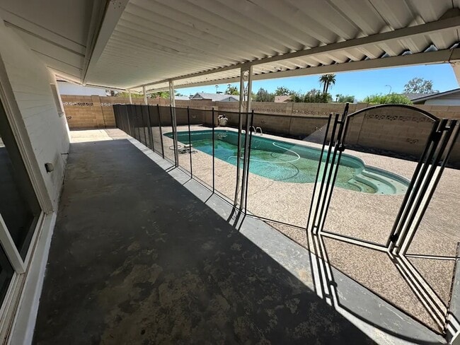 Building Photo - 1334 E Hermosa Dr