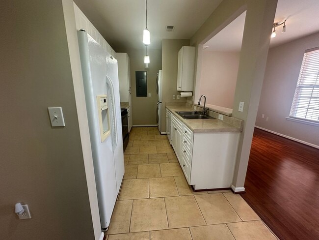 Building Photo - Beautiful townhouse style condo in Ridgely Manor - App Pending!