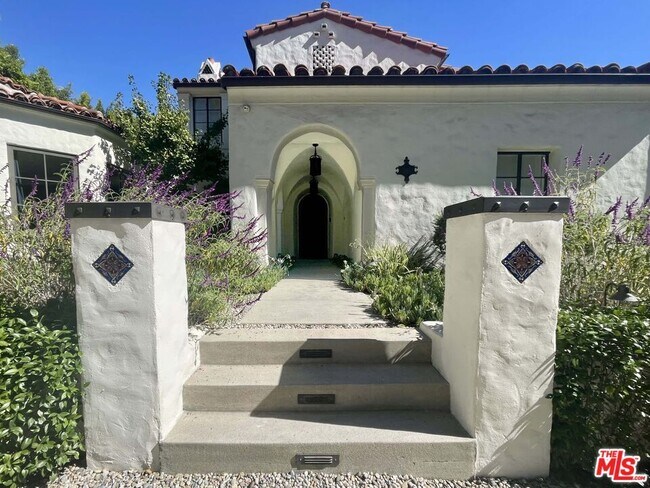 Building Photo - 610 N Arden Dr