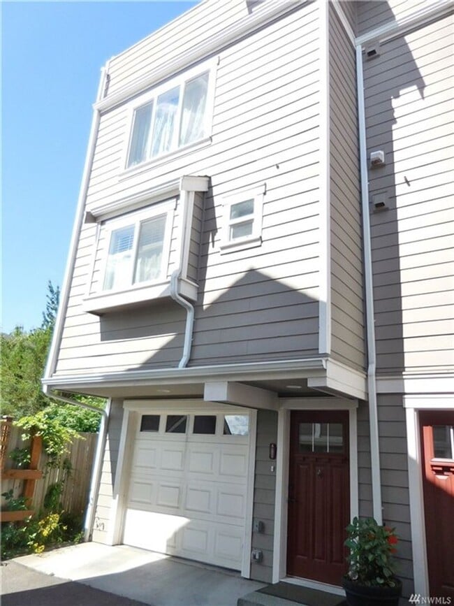 Building Photo - 3Bd/2.5Ba Seattle Townhome