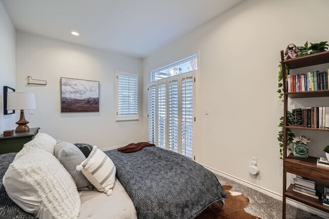 Building Photo - Gorgeous Cherry Creek Townhome - 2 bed 2 bath with 1 car garage