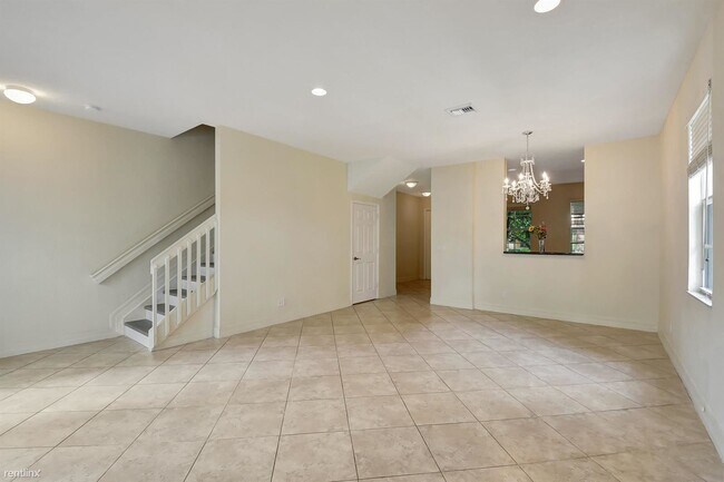 Building Photo - 4 br, 3.5 bath Townhome - 1125 NW 18th Ave