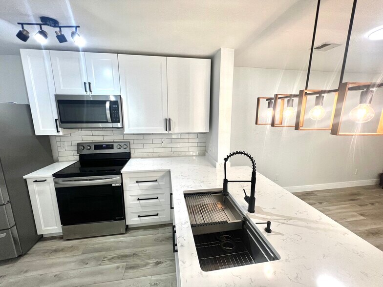 Building Photo - 7618 Pissarro Dr