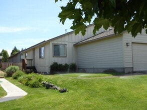 Building Photo - 886 NE Hidden Valley Dr