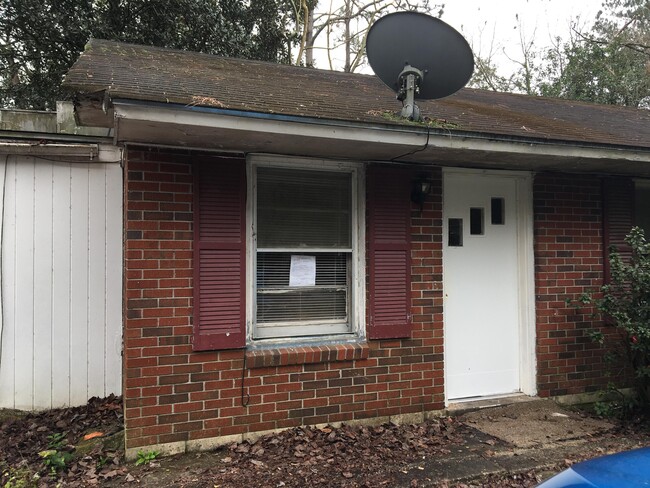 Building Photo - 813 Woodlawn Dr