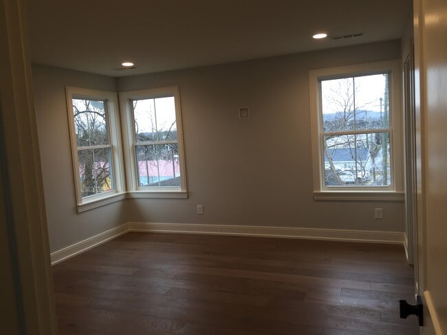 Building Photo - 1207 Sweetbriar Ave