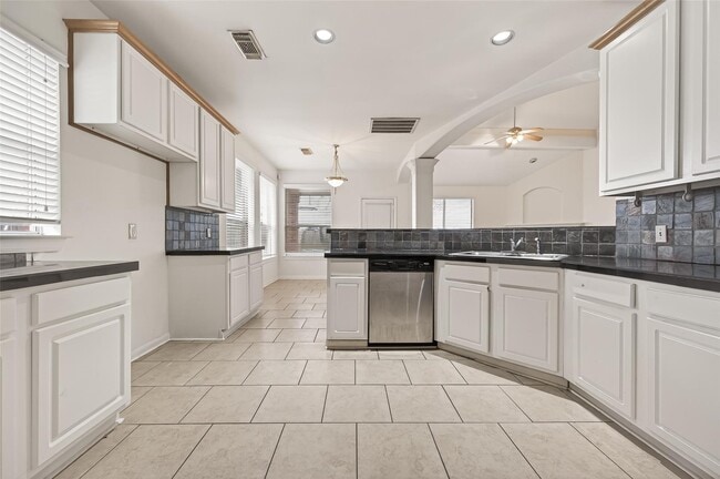 Building Photo - 14914 W Bend Dr