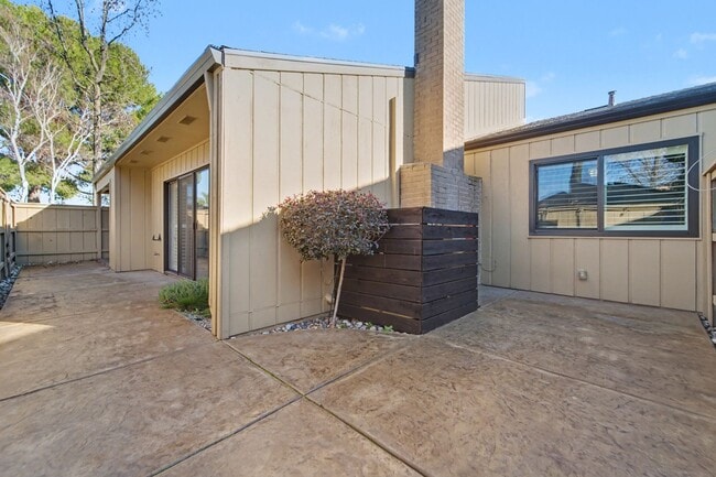 Building Photo - Stylish 2-Bed, 2-Bath Home with Generous Den in The Meadows