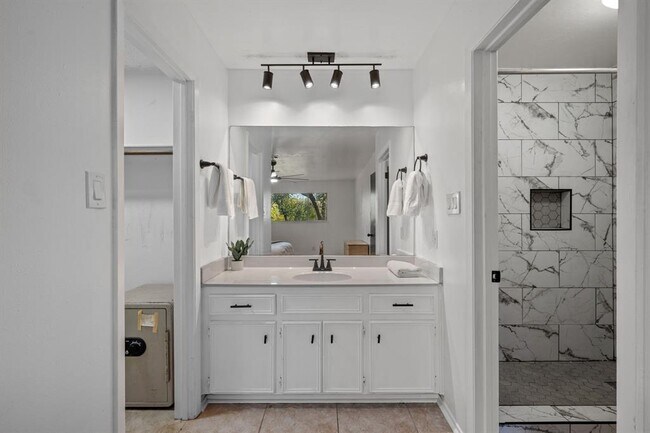 Building Photo - 13200 Running Doe Ln