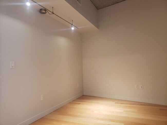 Building Photo - Wonderful Two story Penthouse Condo! Water...