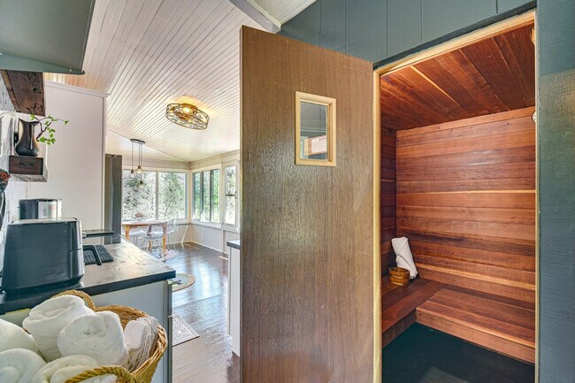 Building Photo - 28548 Park Ave