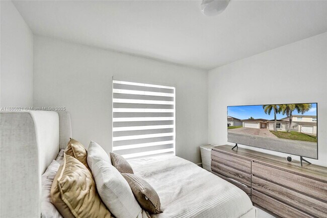 Building Photo - 4955 SW 33rd Ave