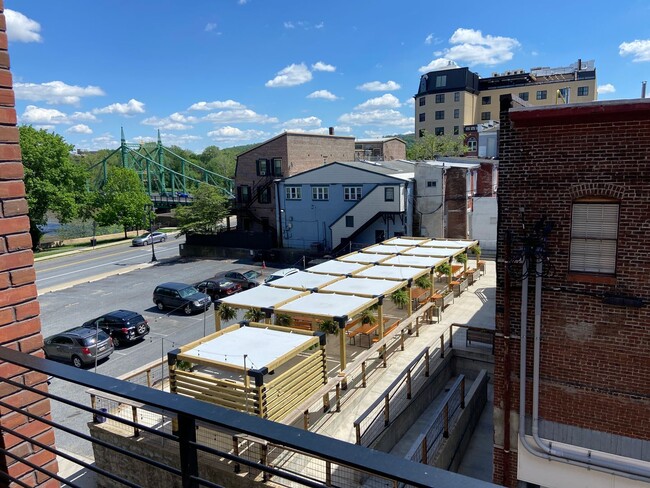 Building Photo - Beautiful one bedroom with den at Watermar...