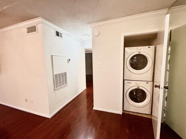 Building Photo - 2750 Holly Hall St