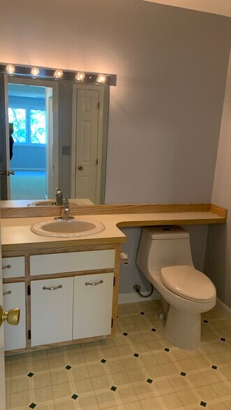 Building Photo - 30 Ledgewood Hills Dr