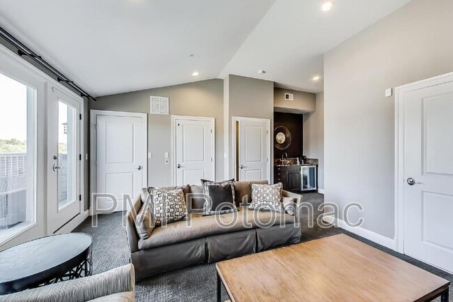 Building Photo - 10821 Symphony Park Dr