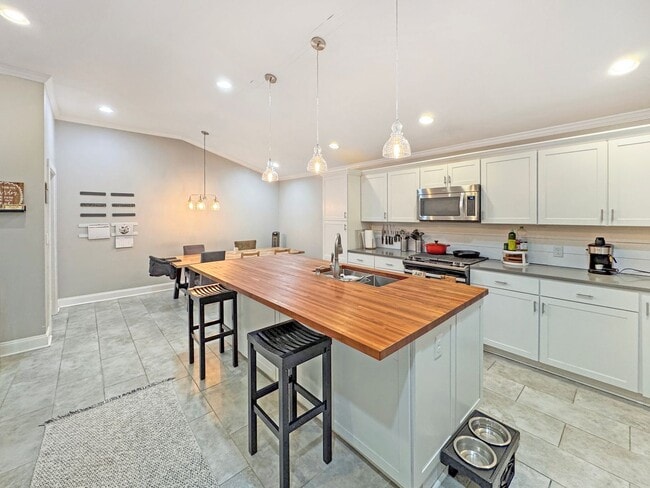 Building Photo - Large 4 bedroom, 3 bath home recently updated near Chickasaw Gardens