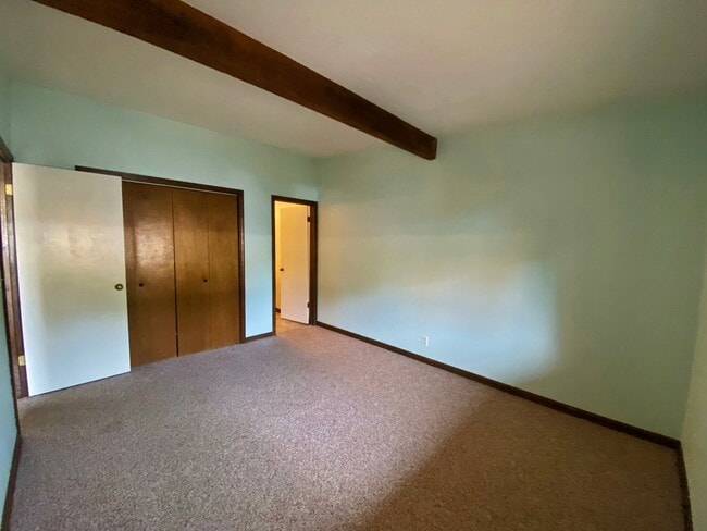 Building Photo - TOWNHOME - VILLAGE OF OAK CREEK