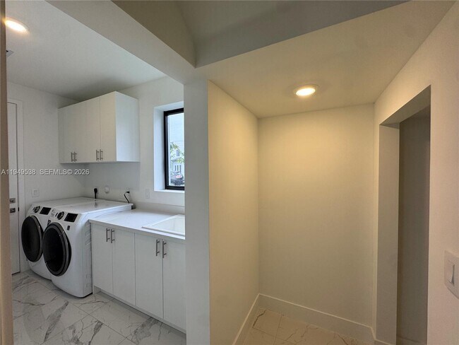 Building Photo - 19670 NE 14th Ct