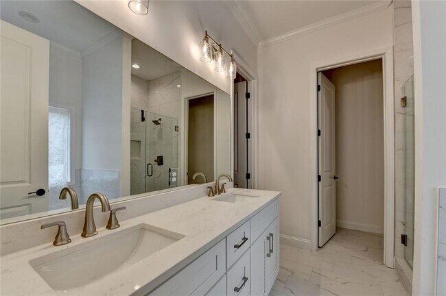 Building Photo - 1329 Davis St