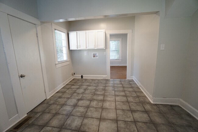 Building Photo - 1906 15th Ct N