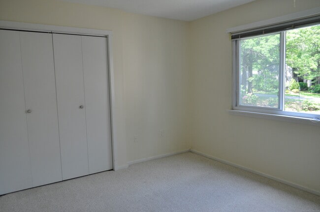 Building Photo - 8 Sycamore Ln