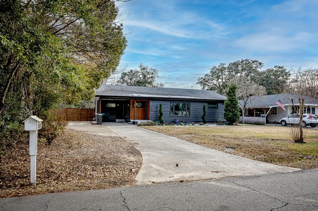 Building Photo - 3 Bedroom 2 Bath Downtown Ocean Springs