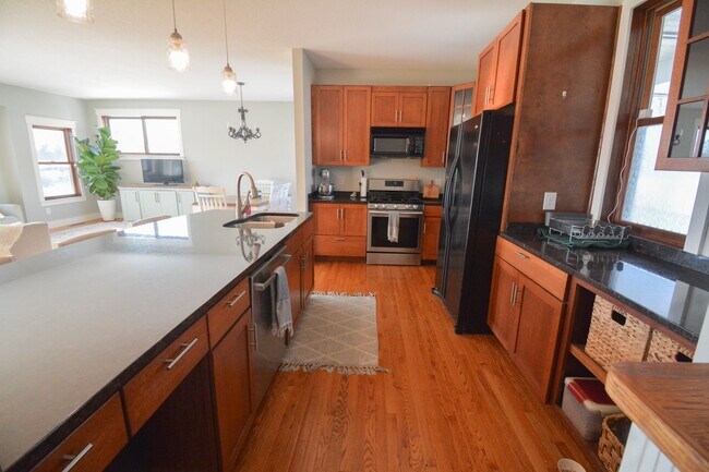 Building Photo - Updated Home with Pond Views in NW Rochester location!