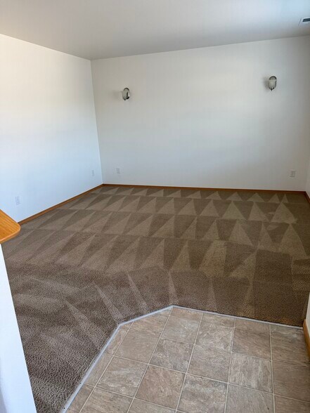 Building Photo - 1015 N Baker Ave