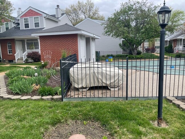 Building Photo - Beautiful 2 Bed, 1.5 Bath Townhome on the Edge of the Desirable Hill Neighborhood Available for Rent