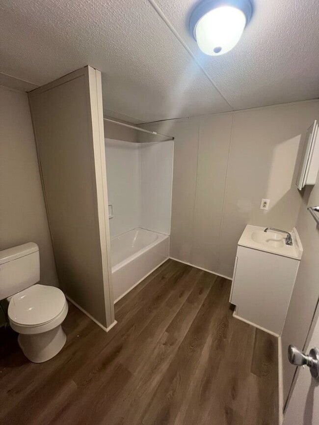 Building Photo - Perfect Family Home: 2 Bed, 1 Bath Apartme...
