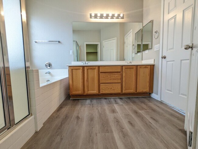 Building Photo - 2782 Lochleven Way