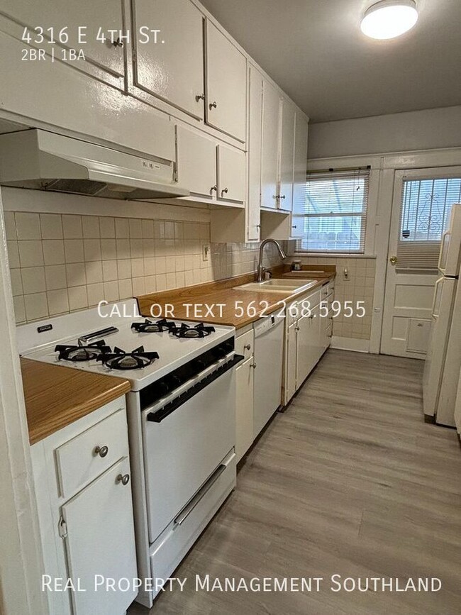 Building Photo - 2 Bedroom 1 Bath with Garage Space - Avail...