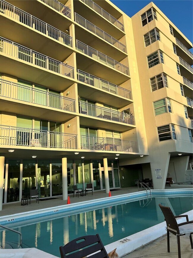 Building Photo - 9500 W Bay Harbor Dr