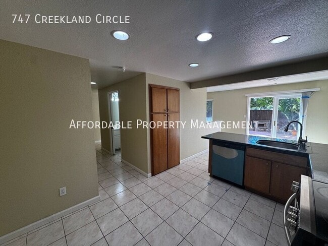 Building Photo - 747 Creekland Cir
