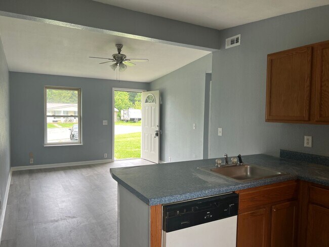 Building Photo - 155 Tamarack Dr