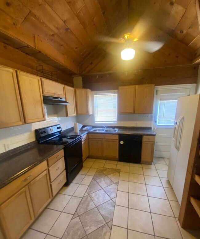 Building Photo - Spacious 2 Bedroom home