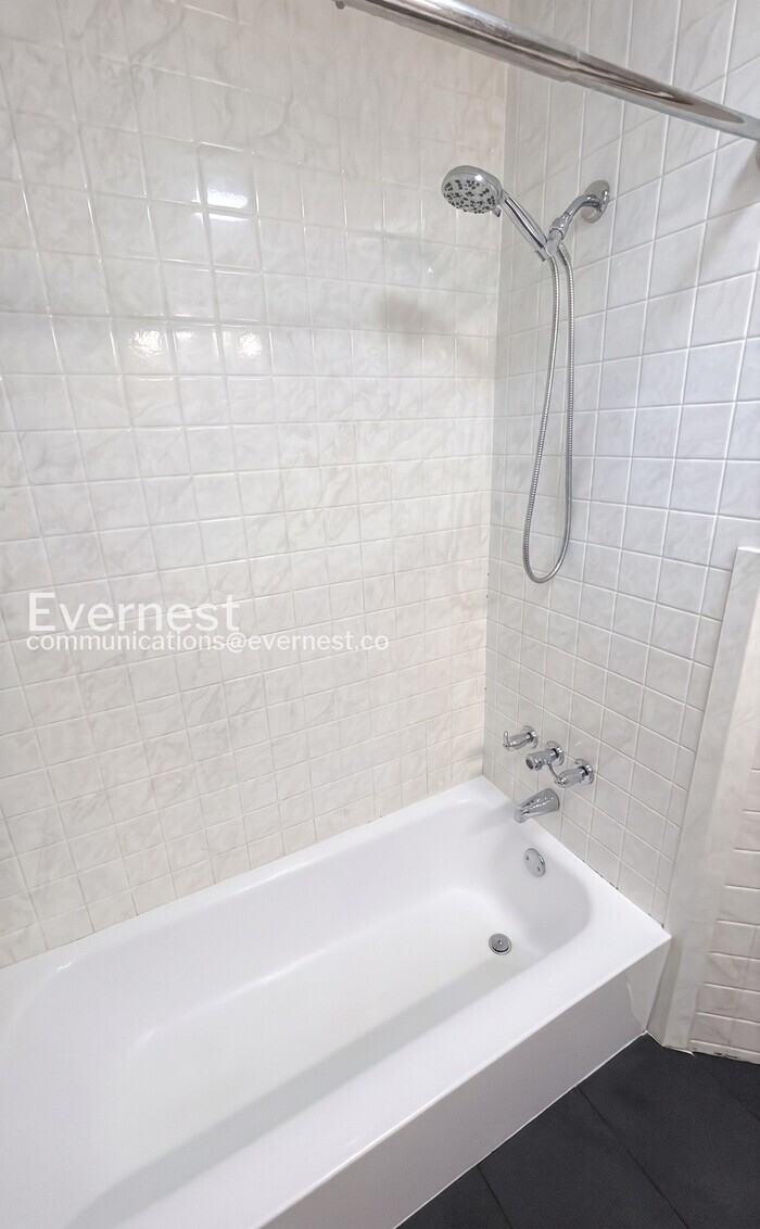 Building Photo - 826 Claremont Ct