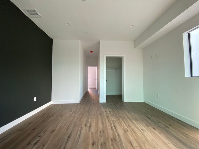 Building Photo - 4574 Oakwood Ave